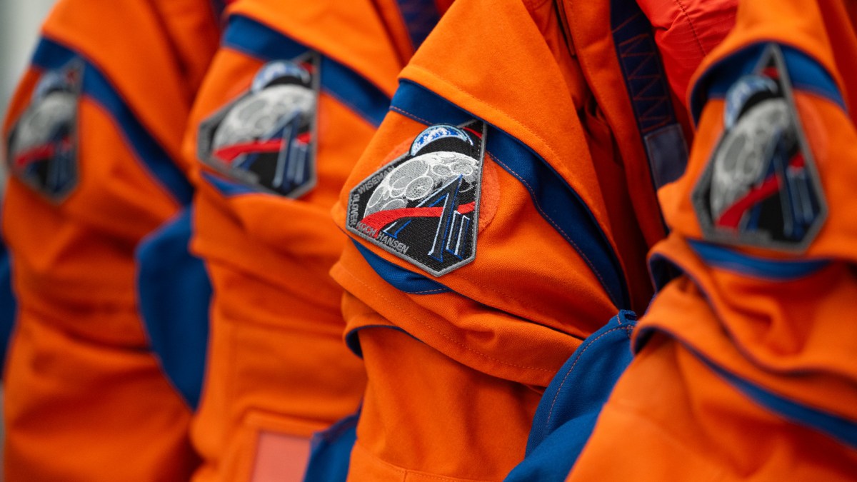 Les écussons de la mission Artémis II sur les combinaisons. // Source : NASA/Joel Kowsky