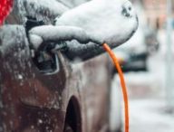 Voiture électrique dans la neige. // Source : Canva