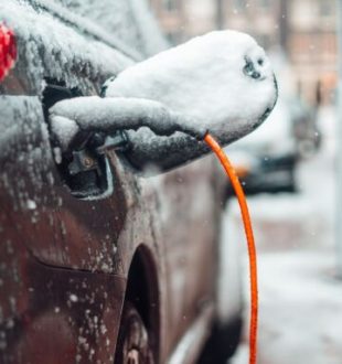Voiture électrique dans la neige. // Source : Canva Voiture électrique dans la neige. // Source : Canva