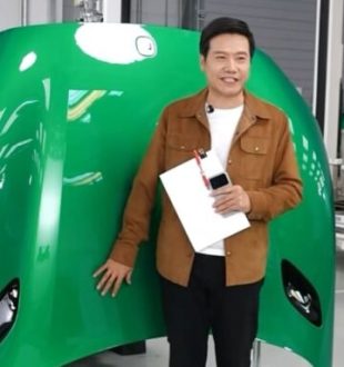 Le patron de Xiaomi démonte un YU7 // Source : Capture live Lei Jun sur Weibo