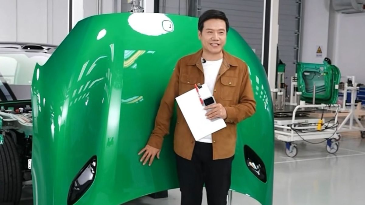 Le patron de Xiaomi démonte un YU7 // Source : Capture live Lei Jun sur Weibo