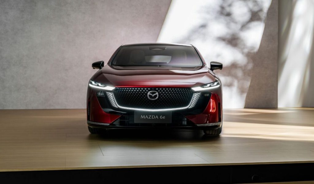 La Mazda 6e (2025). // Source : Mazda La Mazda 6e (2025). // Source : Mazda
