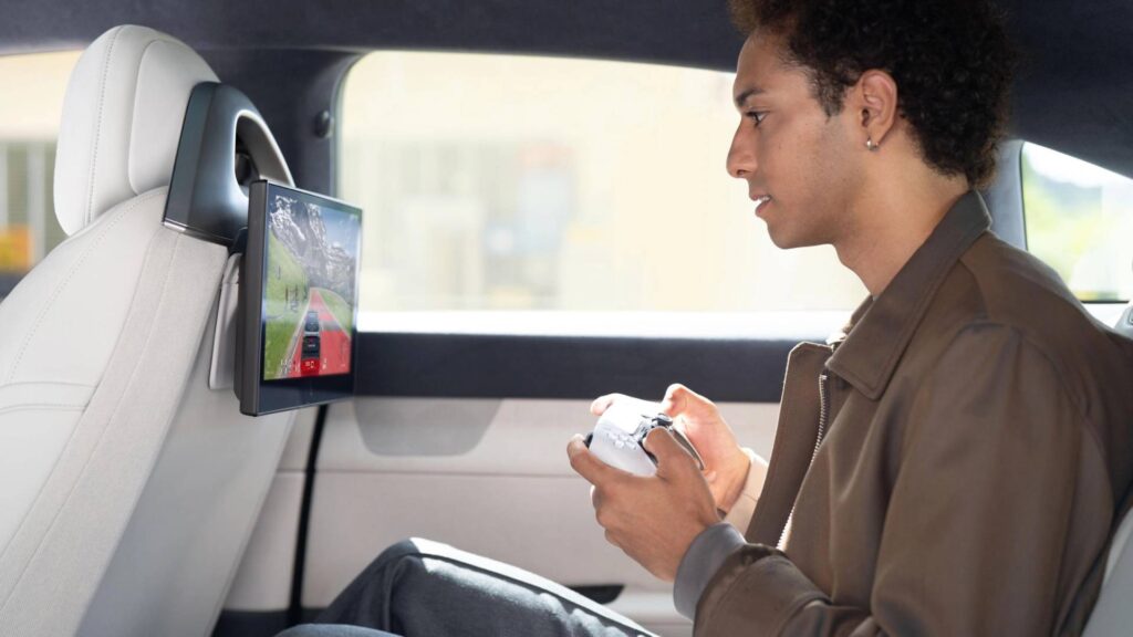Jouer à la Playstation dans l'Afeela 1 // Source : Sony Honda Mobility Jouer à la Playstation dans l'Afeela 1 // Source : Sony Honda Mobility