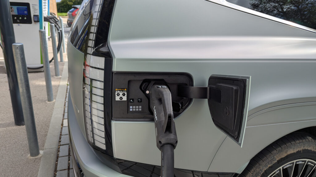 Voiture électrique en recharge rapide // Source : Raphaelle Baut pour Numerama