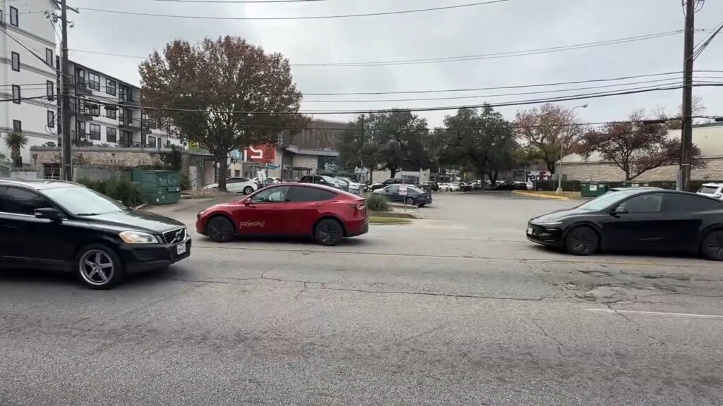 Le robotaxi et sa suiveuse doivent faire demi tour sur une route fréquentée // Source : Capture vidéo de Joe Tegtmeyer sur X Le robotaxi et sa suiveuse doivent faire demi tour sur une route fréquentée // Source : Capture vidéo de Joe Tegtmeyer sur X