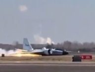 L'avion WB-57 lors d'un atterrissage compliqué. Source : Capture Youtube, KHOU-TV L'avion WB-57 lors d'un atterrissage compliqué. Source : Capture Youtube, KHOU-TV