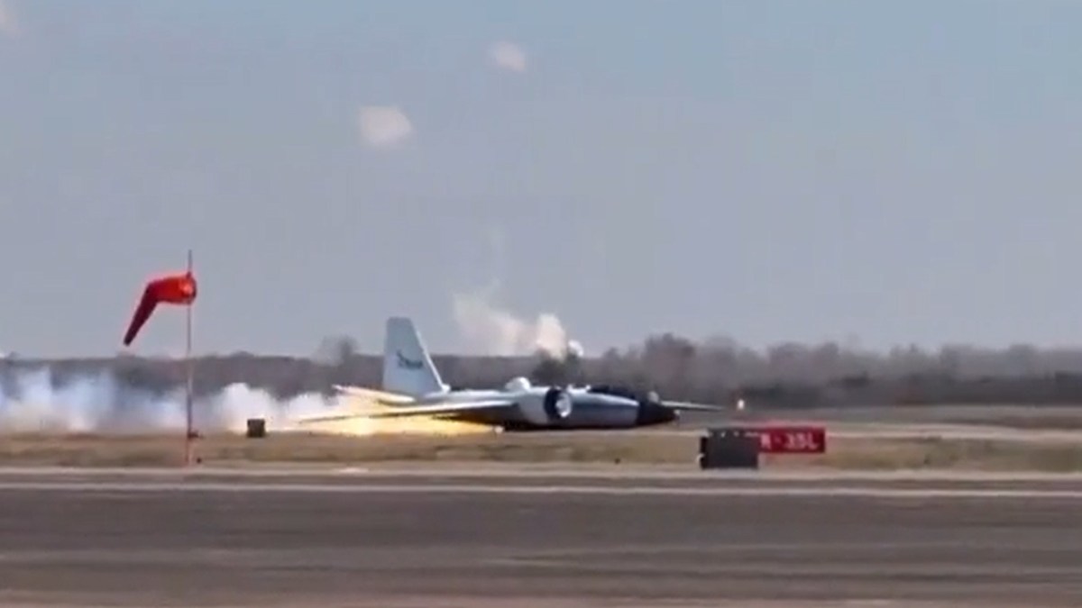 L'avion WB-57 lors d'un atterrissage compliqué. Source : Capture Youtube, KHOU-TV L'avion WB-57 lors d'un atterrissage compliqué. Source : Capture Youtube, KHOU-TV