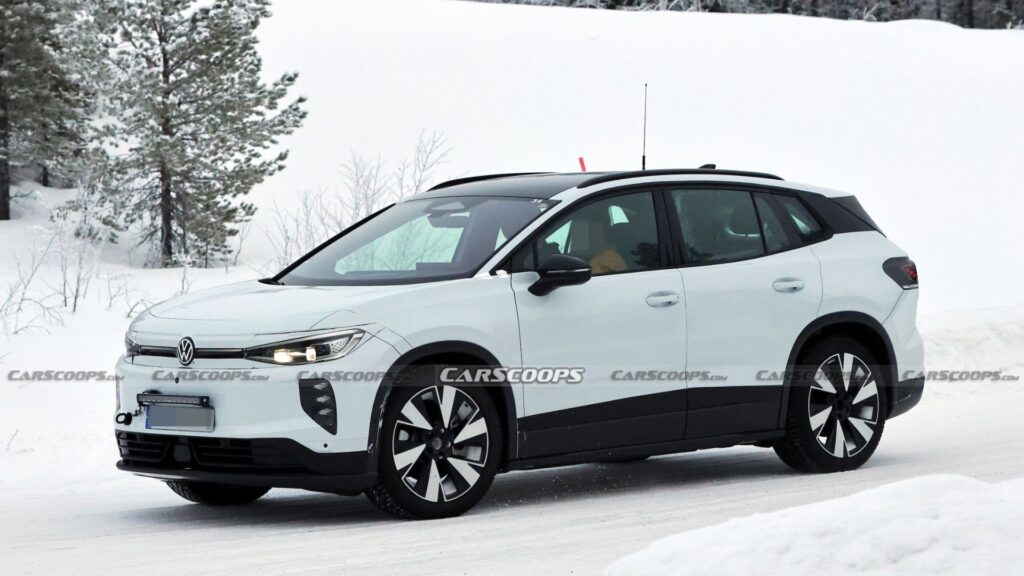 Le futur Volkswagen ID. Tiguan surpris en test hivernal en Suède. // Source : Carscoops