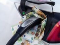 Les voitures électriques n'échappent plus aux taxes. // Source : Numerama avec IA