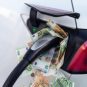 Les voitures électriques n'échappent plus aux taxes. // Source : Numerama avec IA Les voitures électriques n'échappent plus aux taxes. // Source : Numerama avec IA