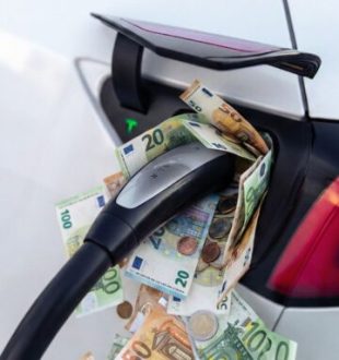 Les voitures électriques n'échappent plus aux taxes. // Source : Numerama avec IA Les voitures électriques n'échappent plus aux taxes. // Source : Numerama avec IA