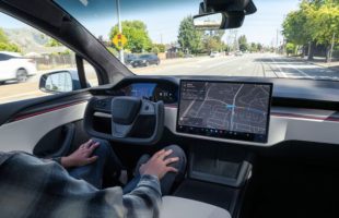 Le Tesla FSD dans un Model X. // Source : Tesla Le Tesla FSD dans un Model X. // Source : Tesla