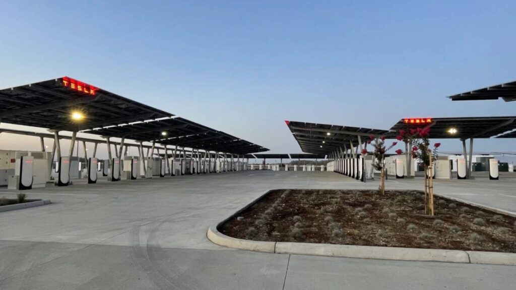 Plus grand Tesla Superchargeur aux USA : 164 bornes // Source : Tesla Plus grand Tesla Superchargeur aux USA : 164 bornes // Source : Tesla