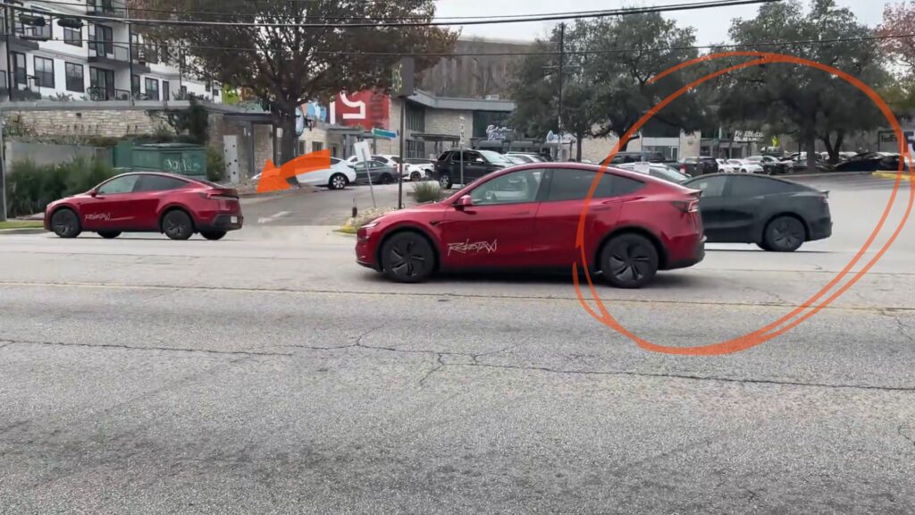 Tesla robotaxi et sa suiveuse // Source : Capture vidéo de Joe Tegtmeyer sur X Tesla robotaxi et sa suiveuse // Source : Capture vidéo de Joe Tegtmeyer sur X
