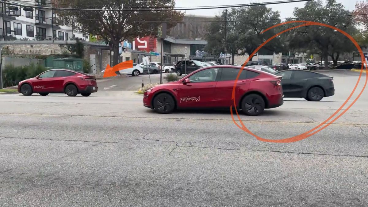Tesla robotaxi et sa suiveuse // Source : Capture vidéo de Joe Tegtmeyer sur X