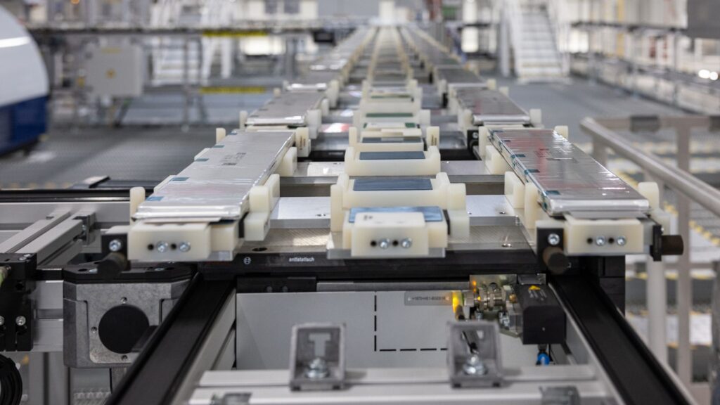 Numerama a visité l'usine Porsche où est fabriquée la batterie du nouveau Cayenne Electric // Source : Porsche