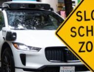 Un taxi autonome Waymo a heurté un écolier aux États-Unis. // Source : Une par Numerama Un taxi autonome Waymo a heurté un écolier aux États-Unis. // Source : Une par Numerama
