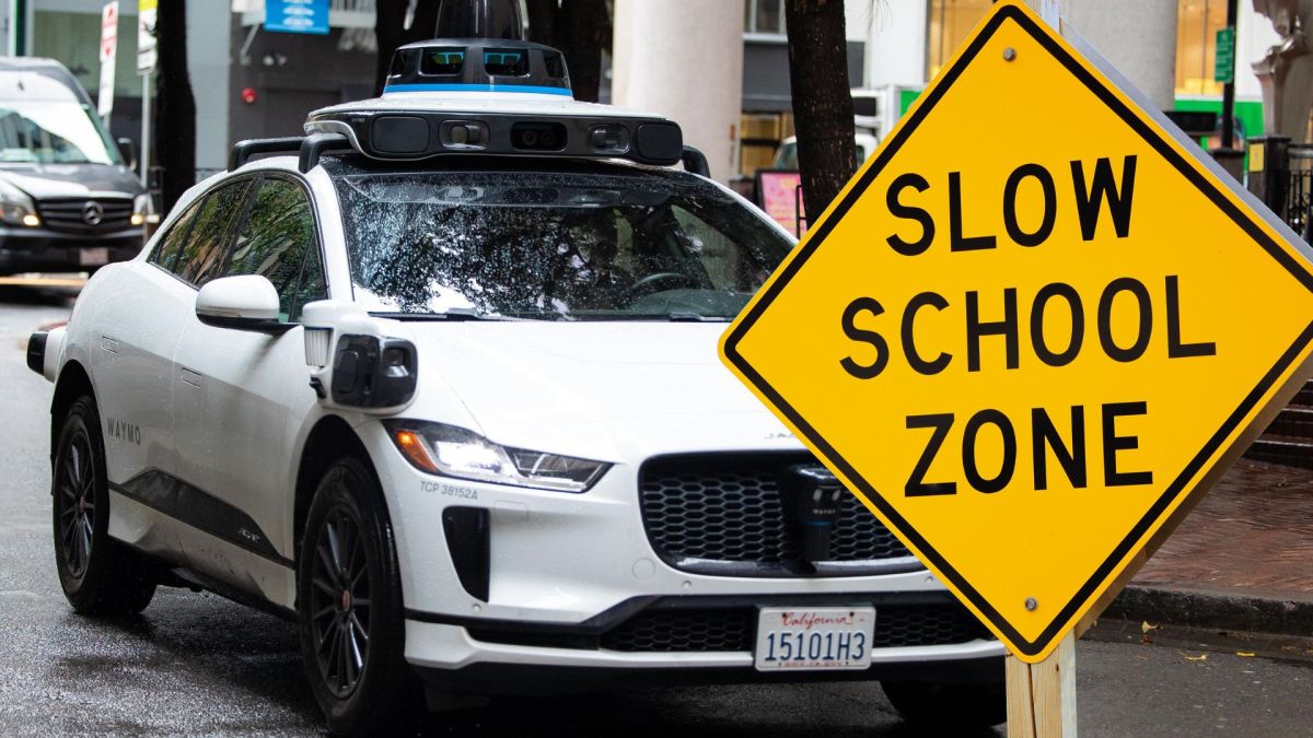 Un taxi autonome Waymo a heurté un écolier aux États-Unis. // Source : Une par Numerama Un taxi autonome Waymo a heurté un écolier aux États-Unis. // Source : Une par Numerama