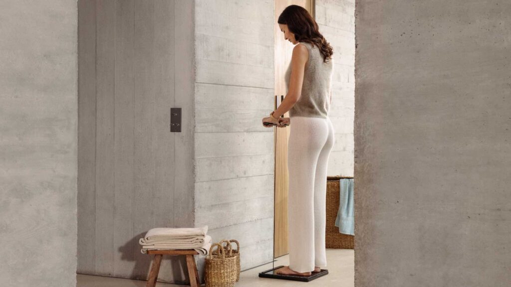 Une pesée avec la Withings Body Scan 2. // Source : Withings Une pesée avec la Withings Body Scan 2. // Source : Withings