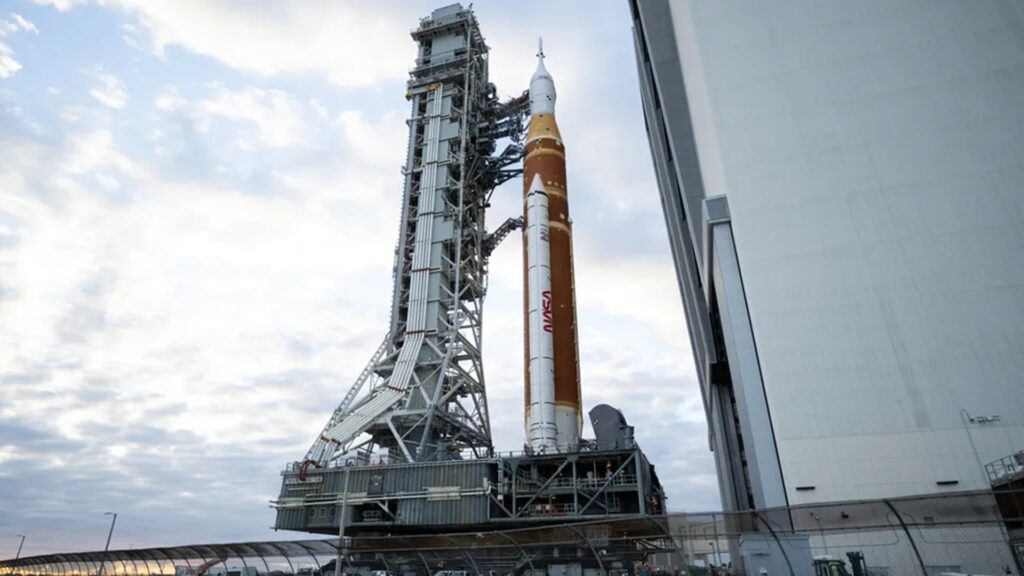 La fusée SLS sur son pas de tir avant Artémis II La fusée SLS sur son pas de tir avant Artémis II