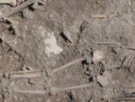 La fille de 8-10 ans placée allongée sur le dos avec une grappe osseuse qui appartient à une jeune femme adulte qui était une parente au troisième degré de la fille. // Source : Johan Norderäng