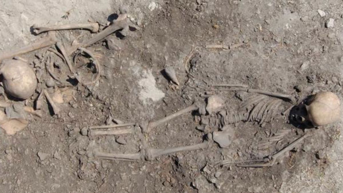 La fille de 8-10 ans placée allongée sur le dos avec une grappe osseuse qui appartient à une jeune femme adulte qui était une parente au troisième degré de la fille. // Source : Johan Norderäng