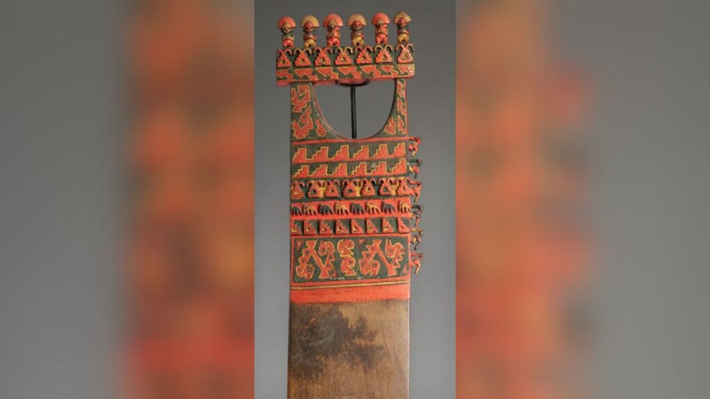 Bâton ou pagaie de cérémonie du Pérou côtier montrant des oiseaux marins et peut-être du maïs germant à partir de motifs de poissons et de terrasses étagées stylisés // Source : Le Met Museum 1979.206.1025. Bâton ou pagaie de cérémonie du Pérou côtier montrant des oiseaux marins et peut-être du maïs germant à partir de motifs de poissons et de terrasses étagées stylisés // Source : Le Met Museum 1979.206.1025.