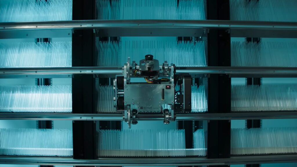Des robots récupèrent la plaque concernée. // Source : Microsoft