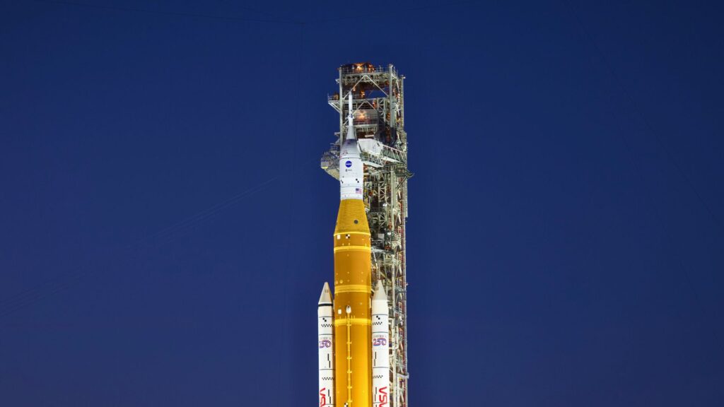 La fusée SLS. // Source : Flickr/CC/Nasa (photo modifiée) La fusée SLS. // Source : Flickr/CC/Nasa (photo modifiée)