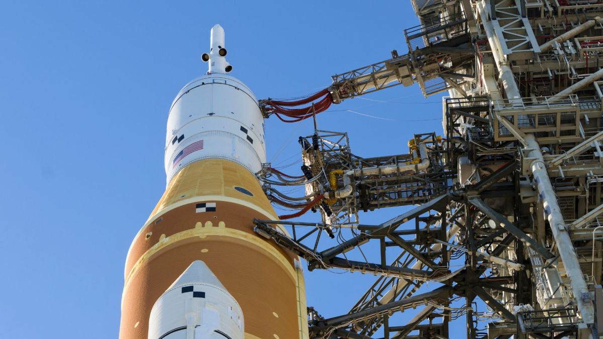 La fusée SLS roulant vers le pas de tir. // Source : Flickr/CC/Nasa (photo modifiée) La fusée SLS roulant vers le pas de tir. // Source : Flickr/CC/Nasa (photo modifiée)
