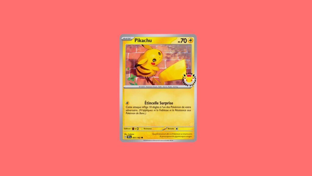 La carte Pikachu marquée d’un tampon spécial du logo des 30 ans La carte Pikachu marquée d’un tampon spécial du logo des 30 ans