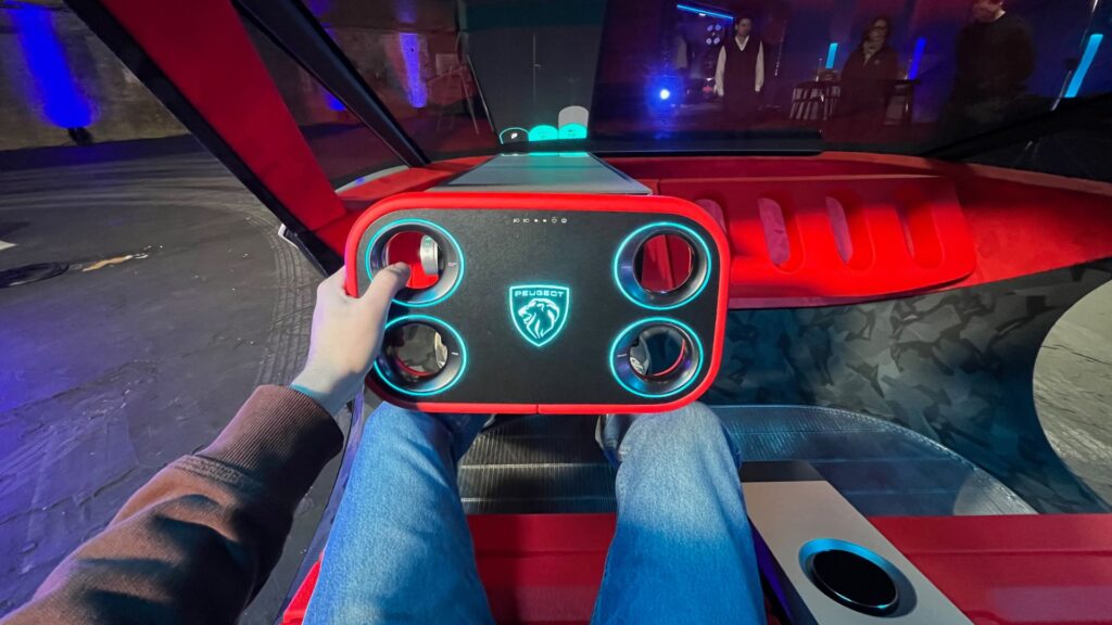 On a essayé la direction « steer-by-wire » du concept Peugeot Polygon. // Source : Robin San Vicente pour Numerama On a essayé la direction « steer-by-wire » du concept Peugeot Polygon. // Source : Robin San Vicente pour Numerama