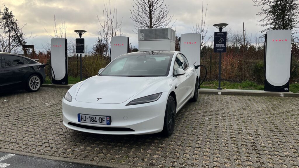 La Tesla Model 3 Propulsion à un Superchargeur.. // Source : Robin San Vicente pour Numerama La Tesla Model 3 Propulsion à un Superchargeur.. // Source : Robin San Vicente pour Numerama