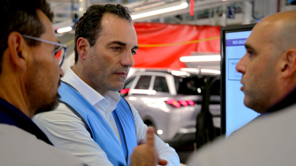 Antonio Filosa (CEO Stellantis) en visite d'usine // Source : Stellantis Antonio Filosa (CEO Stellantis) en visite d'usine // Source : Stellantis
