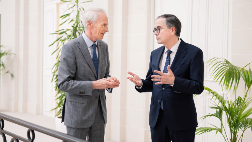 Jean Dominique Senard et François Provost en pleine discussion // Source : Renault Group Jean Dominique Senard et François Provost en pleine discussion // Source : Renault Group