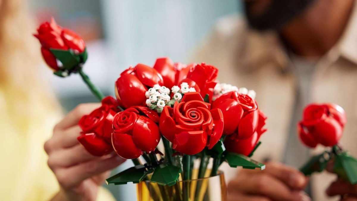 Lego roses // Source : Lego Lego roses // Source : Lego