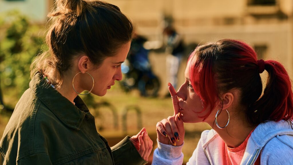 Rebecca Marder et Zoé Marchal dans Les Lionnes // Source : Netflix Rebecca Marder et Zoé Marchal dans Les Lionnes // Source : Netflix