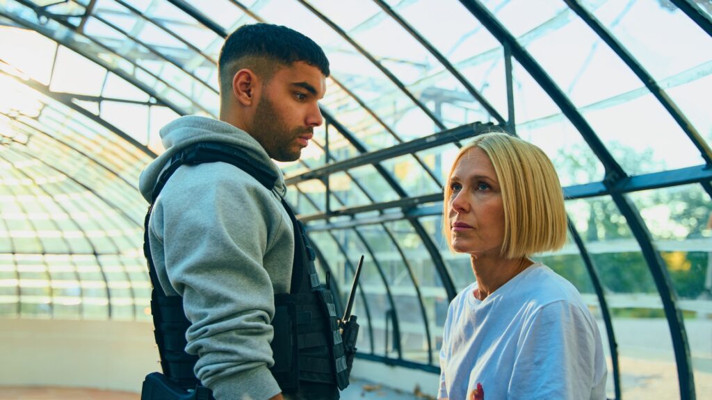 Sami Outalbali et Pascale Arbillot dans Les Lionnes // Source : Netflix Sami Outalbali et Pascale Arbillot dans Les Lionnes // Source : Netflix