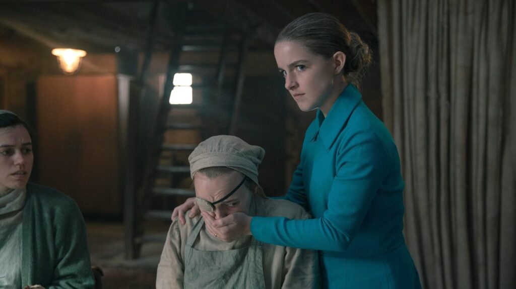 Elizabeth Moss et McKenna Grace dans The Handmaid's Tale // Source : Hulu Elizabeth Moss et McKenna Grace dans The Handmaid's Tale // Source : Hulu