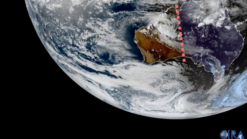 On distingue l'ombre de la Lune sur l'Australie. // Source : Via X @NOAASatellites ; annotation Numerama On distingue l'ombre de la Lune sur l'Australie. // Source : Via X @NOAASatellites ; annotation Numerama