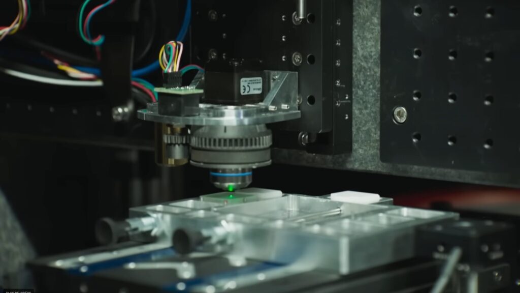 Un laser ultracourt modifie localement la structure du verre. // Source : Microsoft
