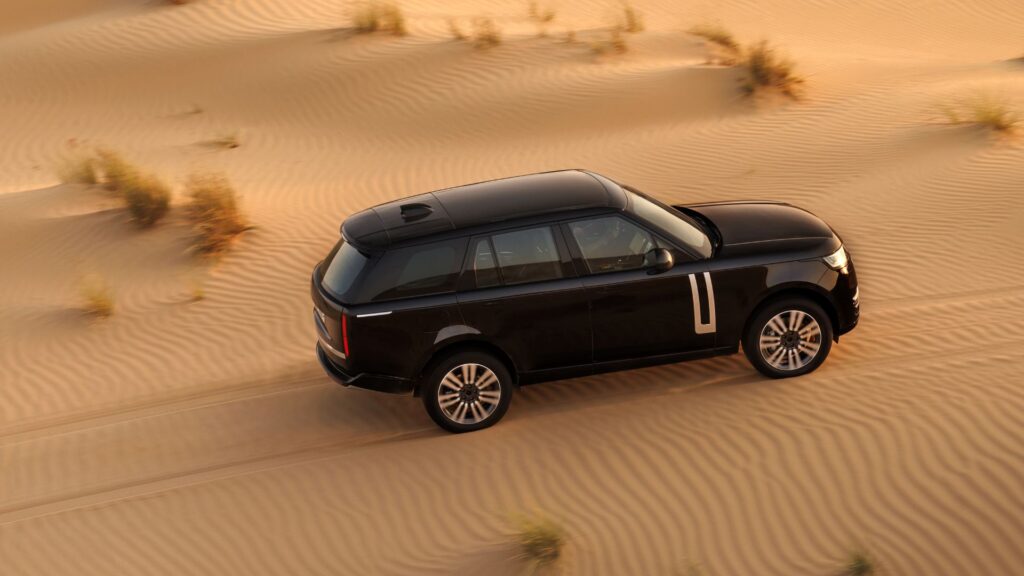 Le futur Range Rover électrique en plein test dans le désert. // Source : Land Rover