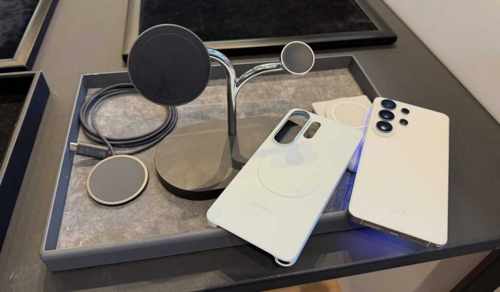 Tous les accessoires Qi2 lancés par Samsung en février 2026. Ils sont incompatibles avec les smartphones sans coque.
