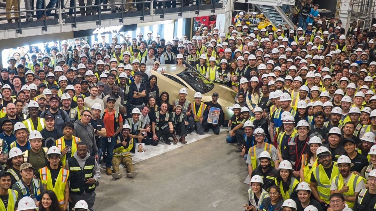 Le premier exemplaire du Tesla Cybercab assemblé à la Gigafactory du Texas. // Source : Tesla via X Le premier exemplaire du Tesla Cybercab assemblé à la Gigafactory du Texas. // Source : Tesla via X