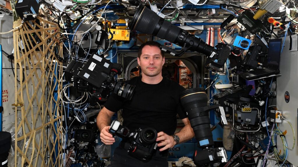 Thomas Pesquet et son matériel photographique.