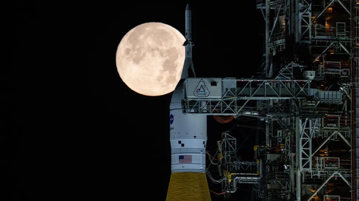 La fusée SLS de nuit, prête à partir pour Artémis II. Source : Nasa La fusée SLS de nuit, prête à partir pour Artémis II. Source : Nasa