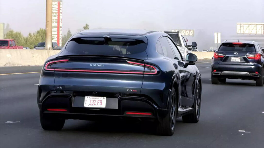 Xiaomi U7 sur une autoroute californienne // Source : Un utilisateur du réseau Xiaohongshu