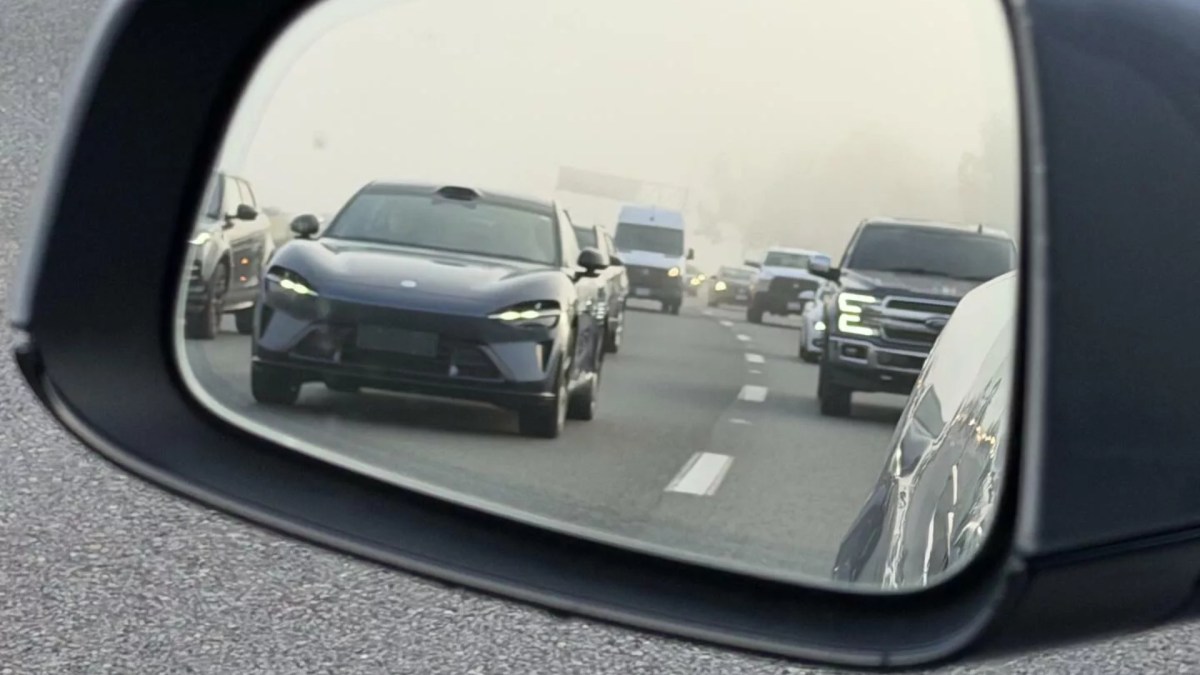 Xiaomi YU7 sur une autoroute californienne // Source : Un utilisateur du réseau Xiaohongshu