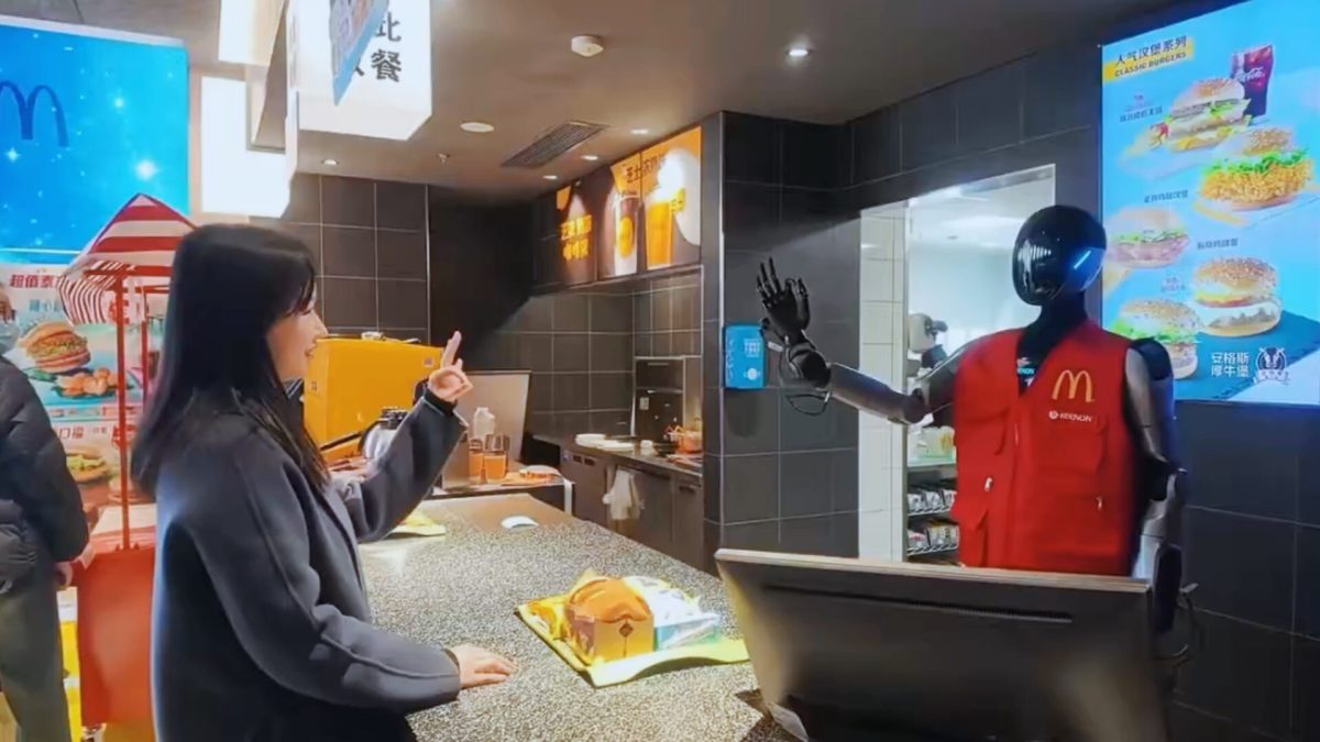 Un McDonald's de Shanghai a commencé à déployer des robots humanoïdes // Source : @CyberRobooo sur X Un McDonald's de Shanghai a commencé à déployer des robots humanoïdes // Source : @CyberRobooo sur X