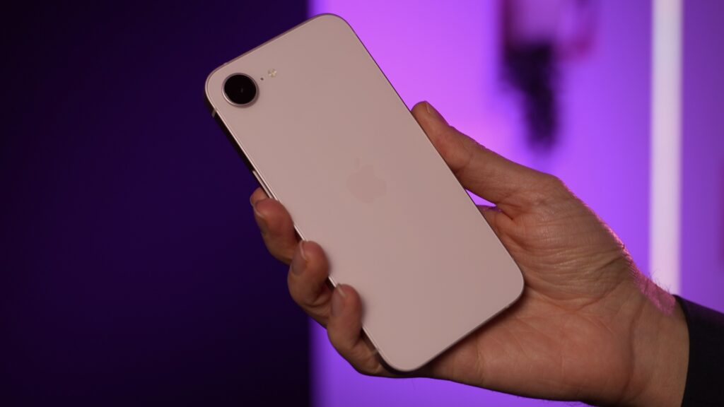 La teinte rose de l'iPhone 17e est très difficile à voir sous certaines lumières : on aurait préféré un rose plus pétillant comme sur le 16. // Source : Numerama La teinte rose de l'iPhone 17e est très difficile à voir sous certaines lumières : on aurait préféré un rose plus pétillant comme sur le 16. // Source : Numerama